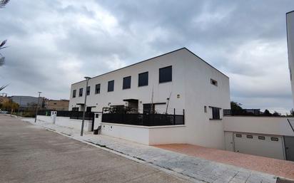 Exterior view of Single-family semi-detached for sale in Santa Coloma de Farners  with Air Conditioner, Heating and Private garden