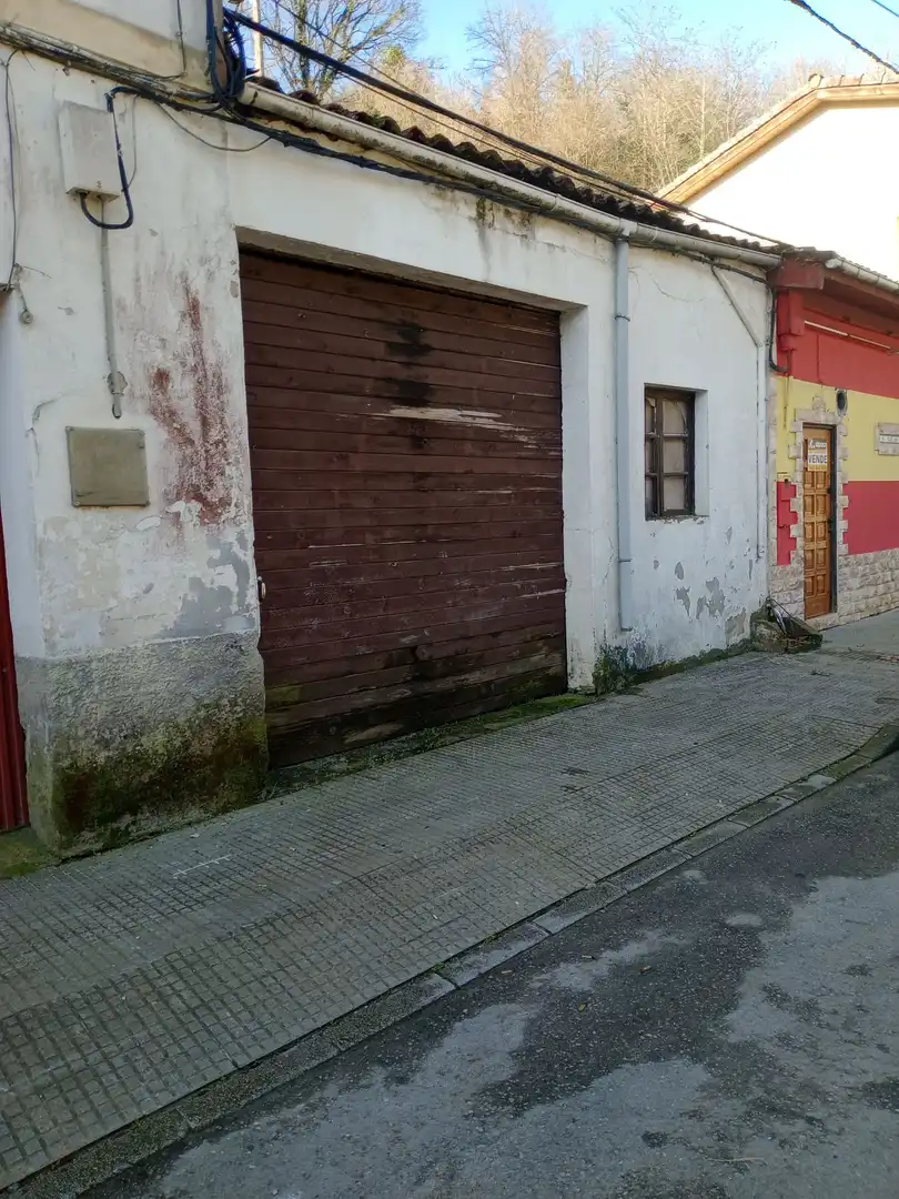 Locale commerciale in vendita a Parres, imagen 2