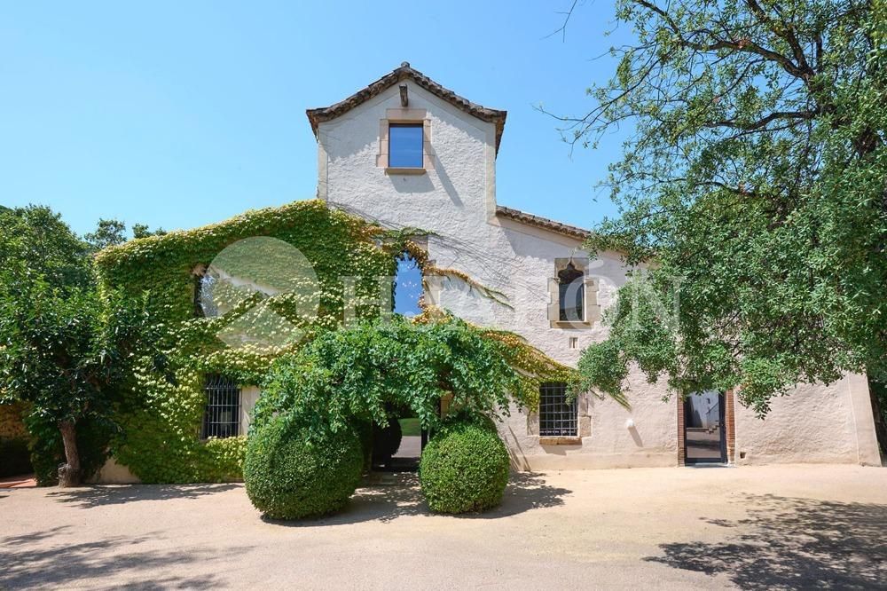Vista exterior de Casa o xalet en venda en Alella amb Aire condicionat, Calefacció i Jardí privat