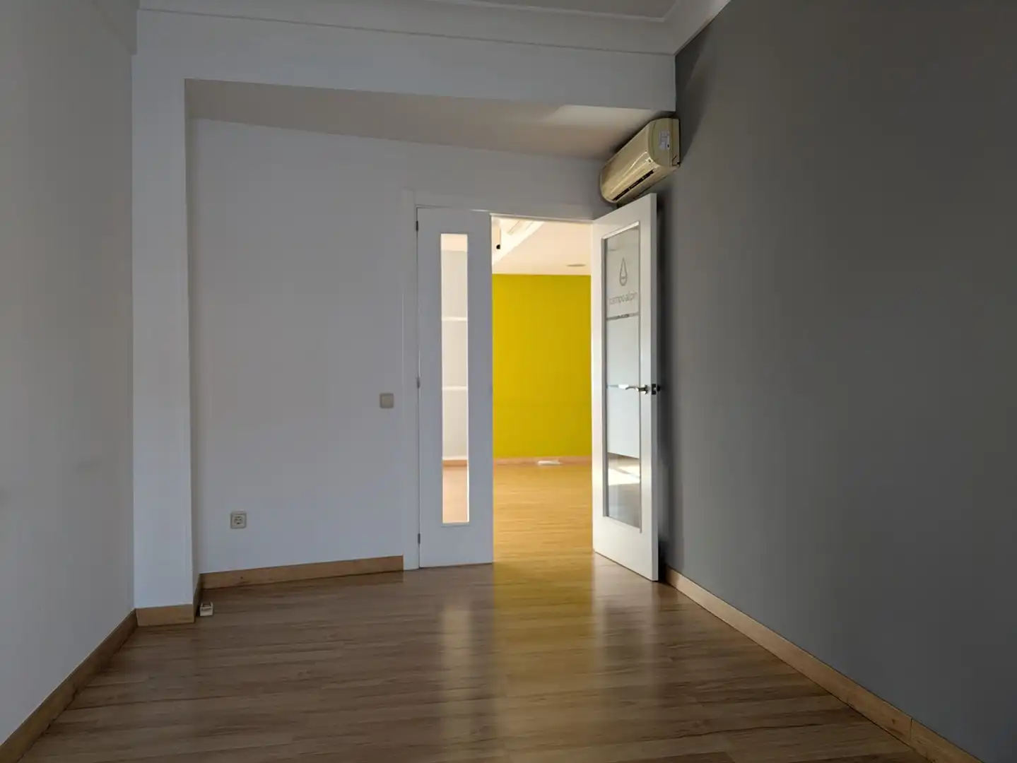 Büro zur Miete in Monzón mit Klimaanlage und Heizung