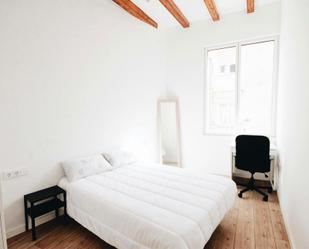 Bedroom of Flat to share in  Barcelona Capital  with Air Conditioner, Heating and Washing machine