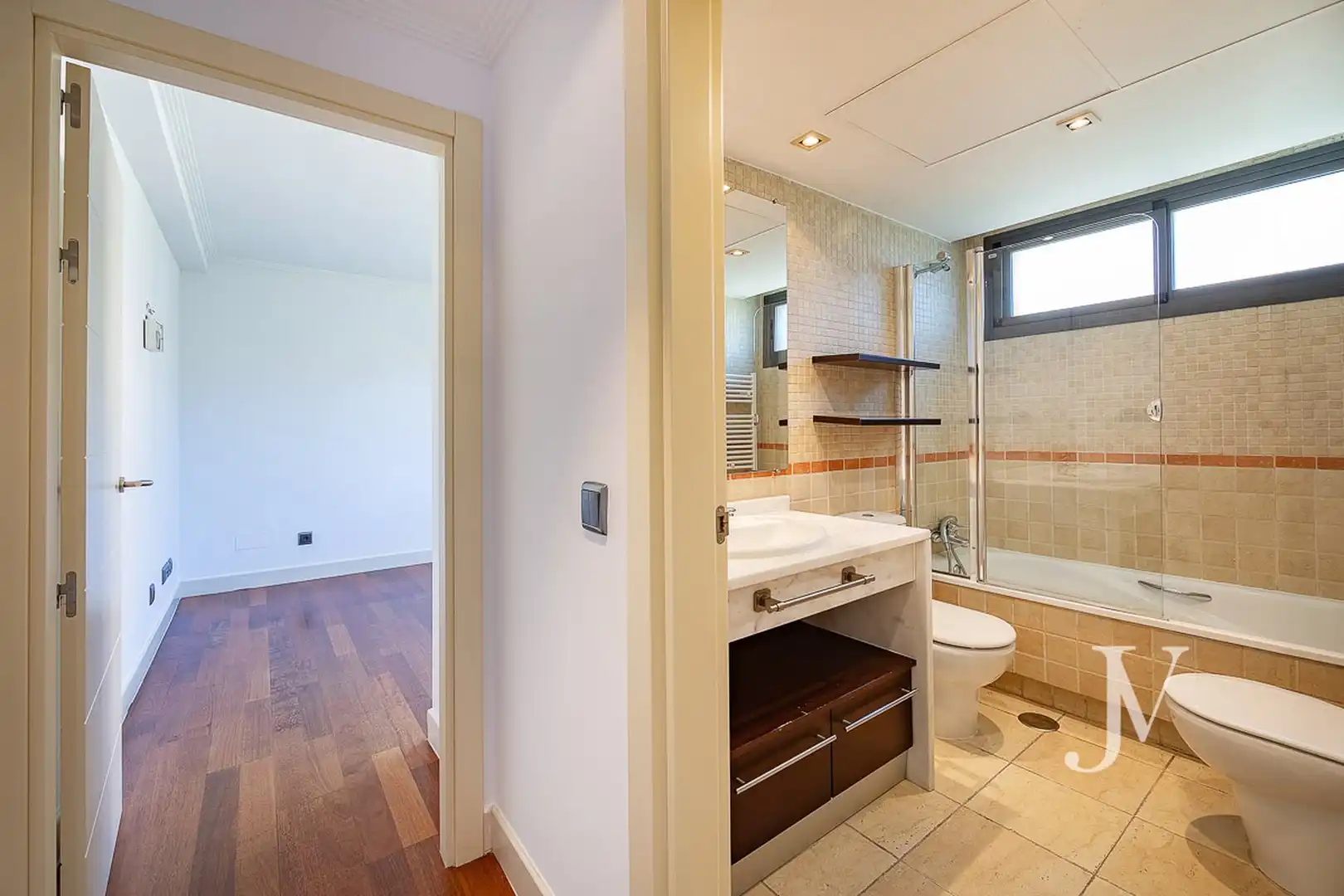 Badezimmer von Einfamilien-Reihenhaus zur Miete in La Moraleja mit Klimaanlage, Heizung und Privatgarten