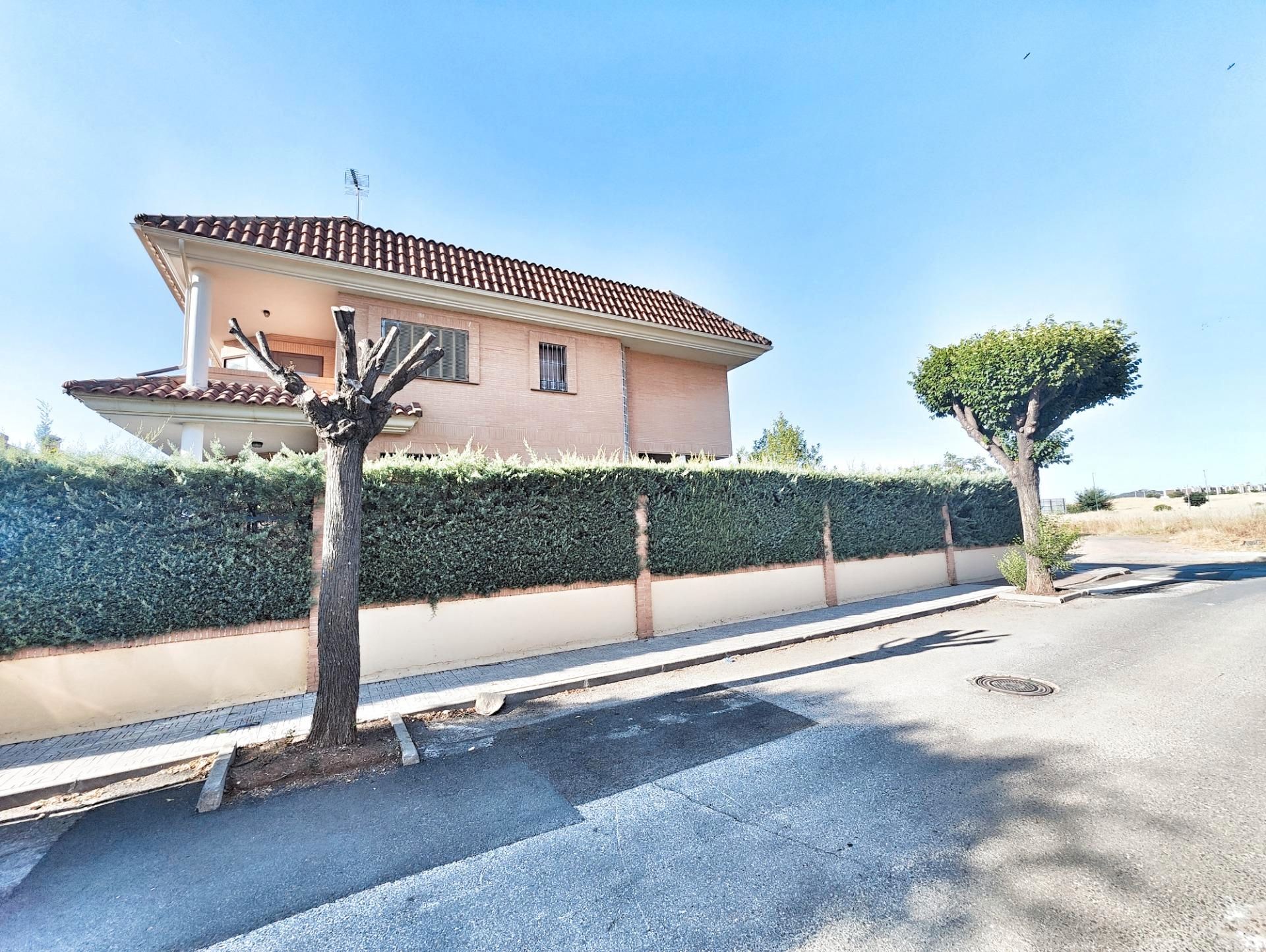 Exterior view of House or chalet for sale in Puertollano  with Air Conditioner, Heating and Private garden