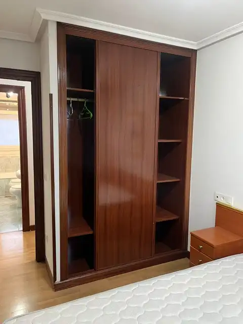 Schlafzimmer von Wohnungen zur Miete in Oviedo  mit Heizung, Parkett und Möbliert