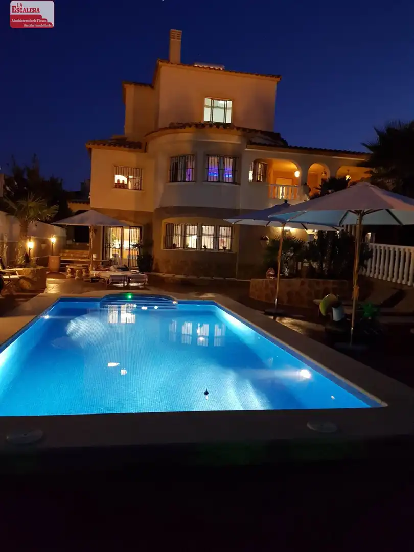 Piscina de Casa o chalet en venta en Castalla con Aire acondicionado, Calefacción y Jardín privado