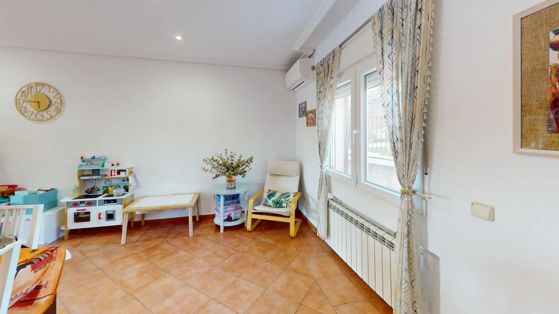 Sala de estar de Casa o chalet en venta en El Molar (Madrid) con Aire acondicionado, Calefacción y Jardín privado