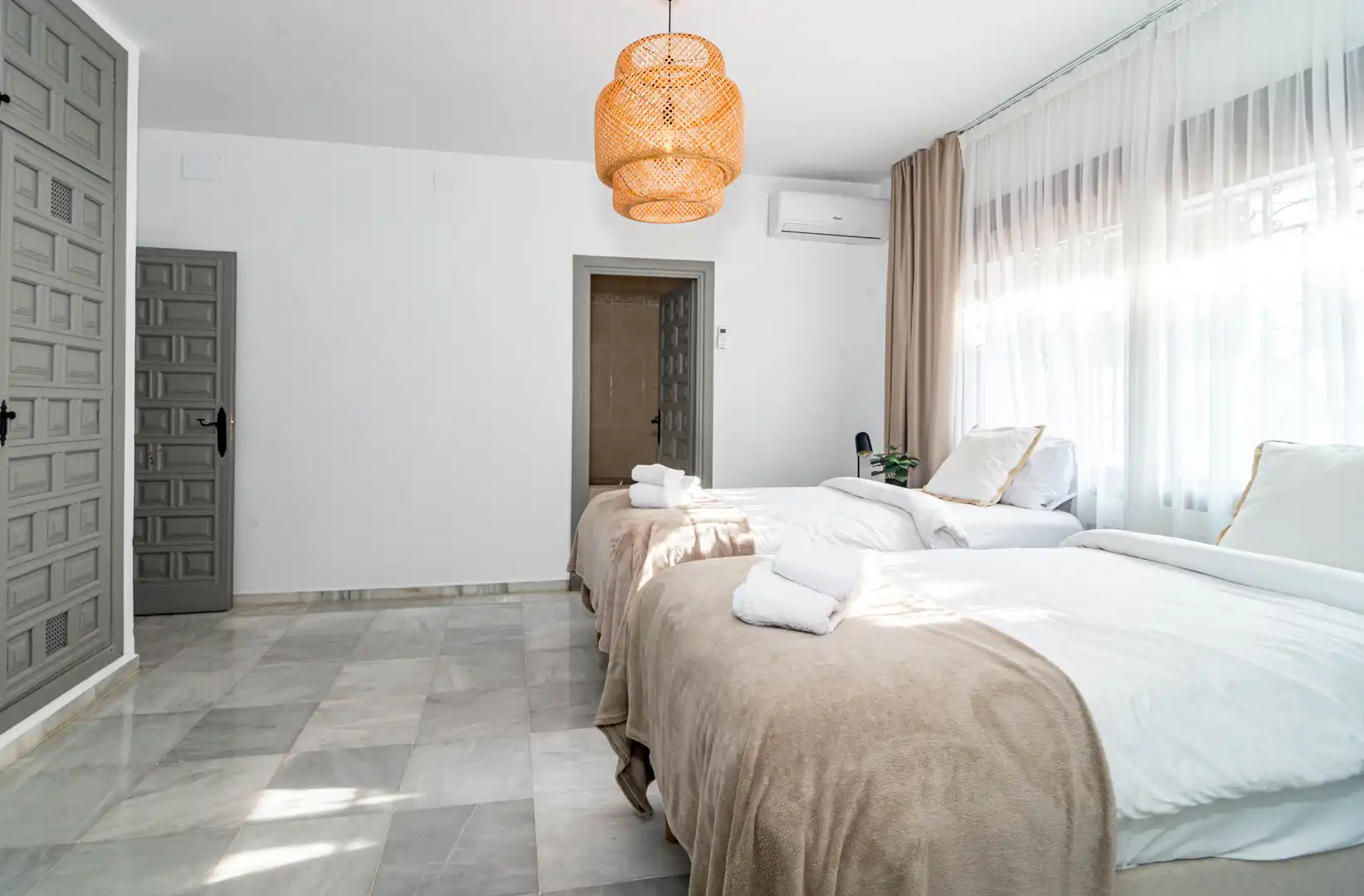 Dormitori de Casa o xalet de lloguer en Marbella amb Aire condicionat, Jardí privat i Parquet