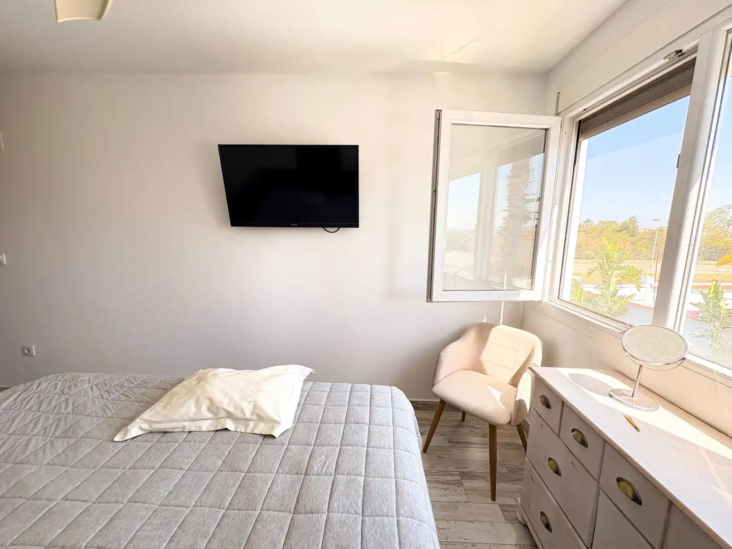 Habitación de Casa o chalet en venta en Torrevieja con Balcón y Piscina comunitaria