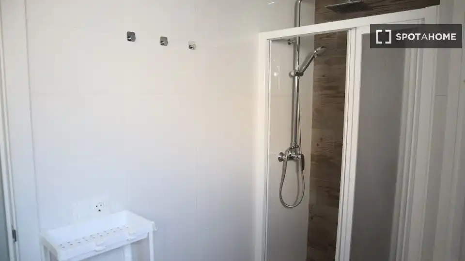 Bathroom of Flat for rent in Sevilla  with Air Conditioner, Heating and Furnished