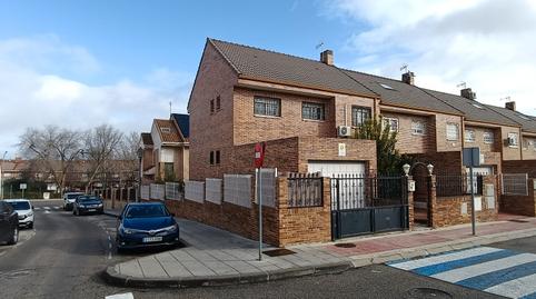 Foto 3 de Casa adosada en venta en Pintores - Ferial, Parla