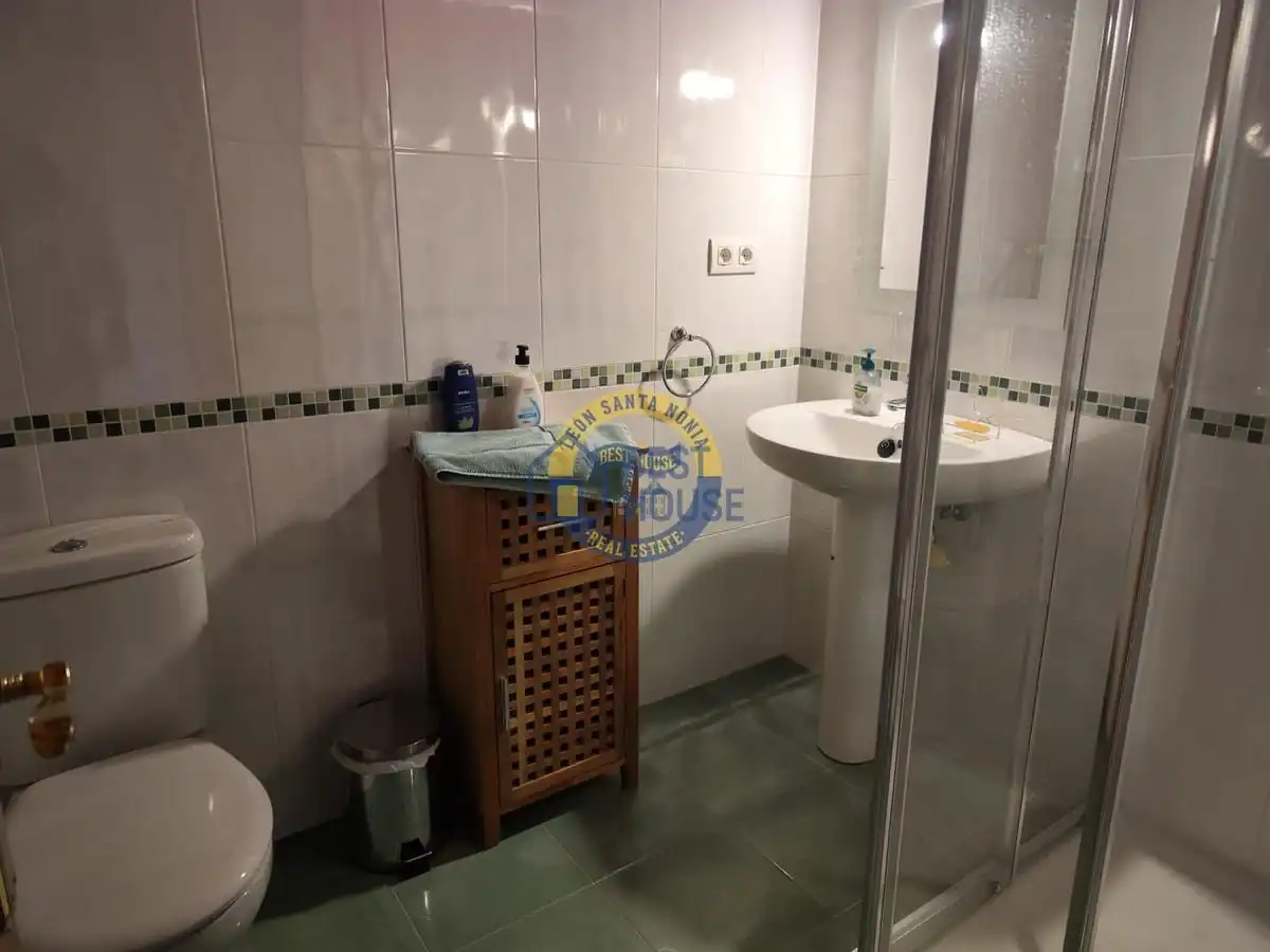 Baño de Casa o chalet en venta en Villaquilambre con Calefacción, Jardín privado y Parquet