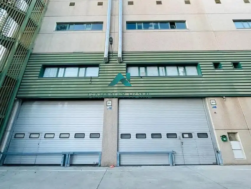 Außenansicht von Fabrikhallen zum Verkauf in Madrid