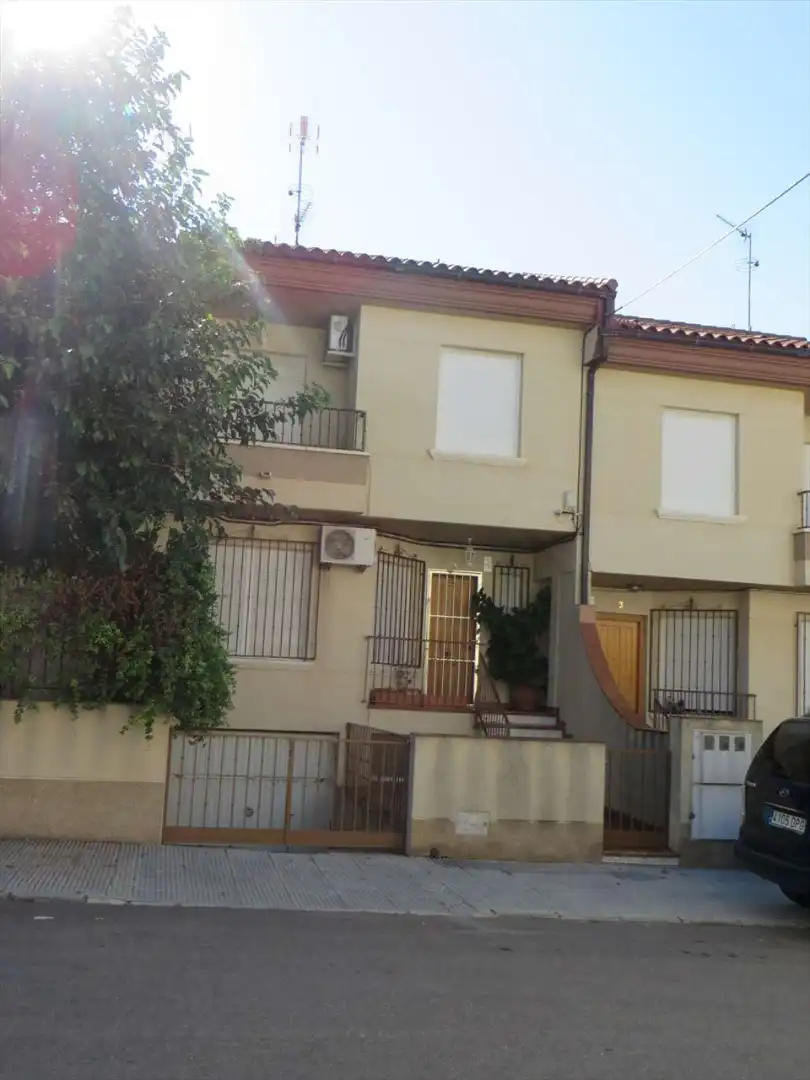 Vista exterior de Casa adosada en venda en Hellín amb Jardí privat, Traster i Balcó