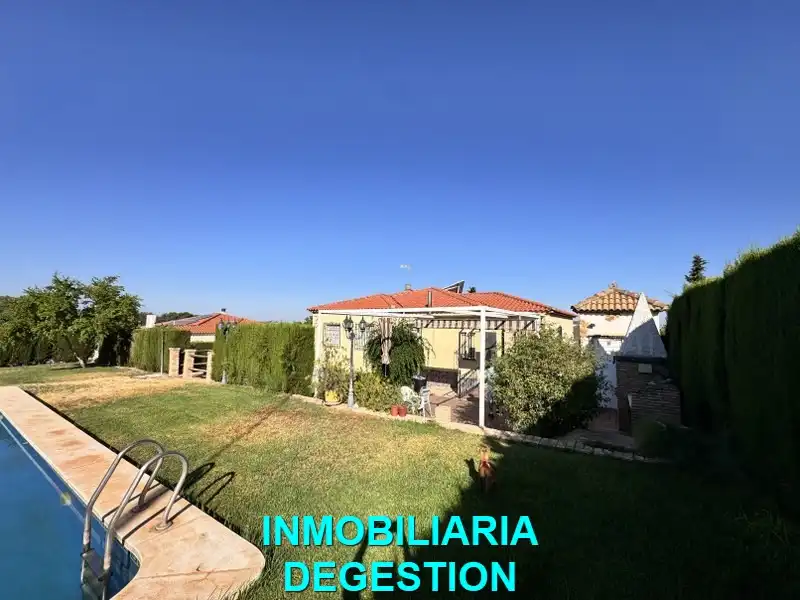 Jardí de Casa o xalet en venda en Linares amb Aire condicionat, Jardí privat i Piscina