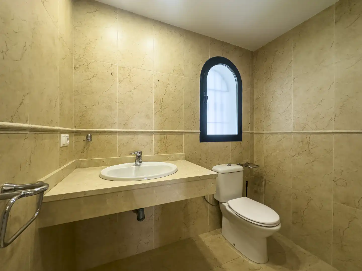 Badezimmer von Einfamilien-Reihenhaus zum Verkauf in Manilva mit Terrasse, Abstellraum und Schwimmbad