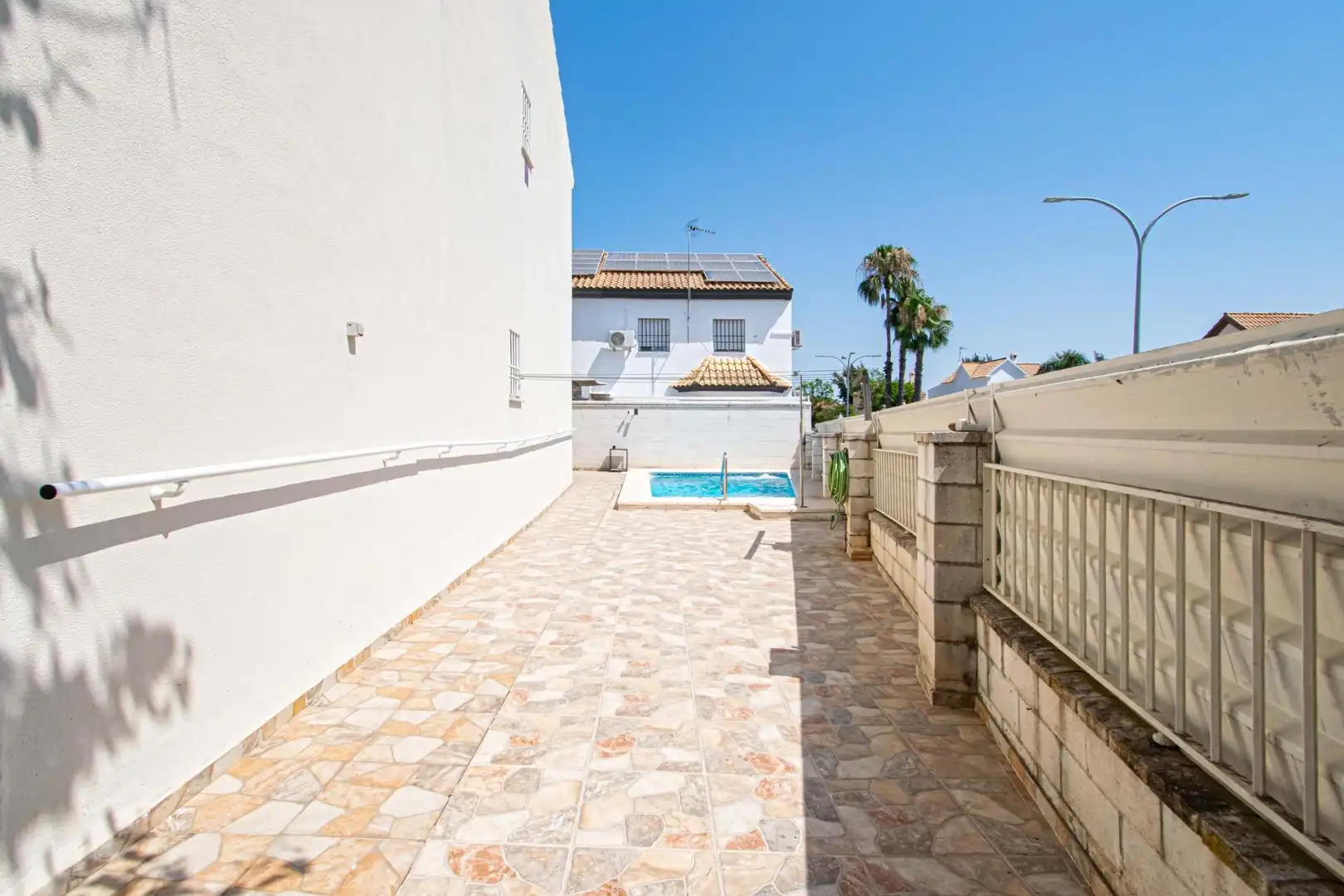 Vista exterior de Casa adosada en venda en Espartinas amb Aire condicionat, Jardí privat i Traster