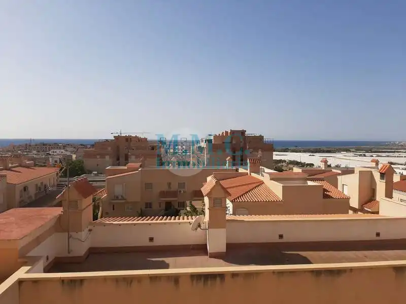 Vista exterior de Pis en venda en Roquetas de Mar amb Aire condicionat, Terrassa i Moblat