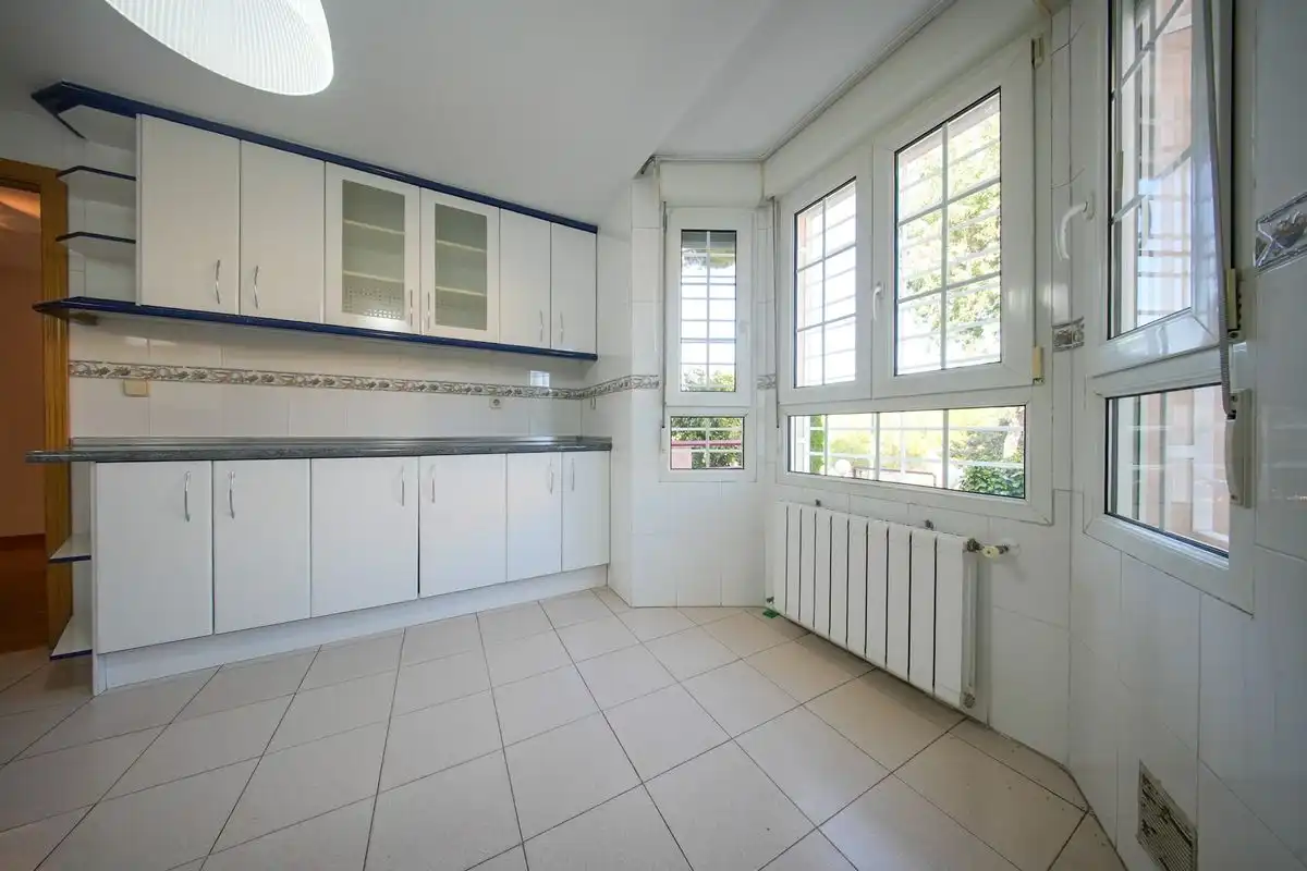 Cocina de Casa adosada en venta en Pozuelo de Alarcón con Aire acondicionado, Calefacción y Jardín privado