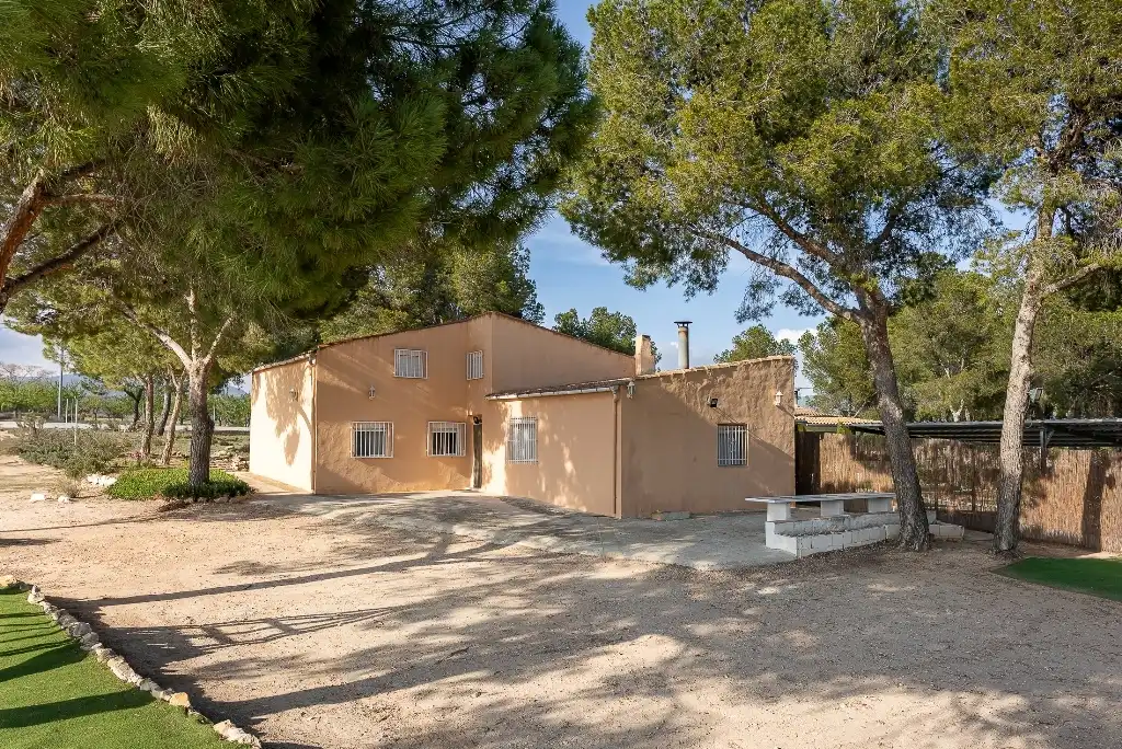 Vista exterior de Casa o chalet en venta en Castalla con Jardín privado, Piscina y Amueblado