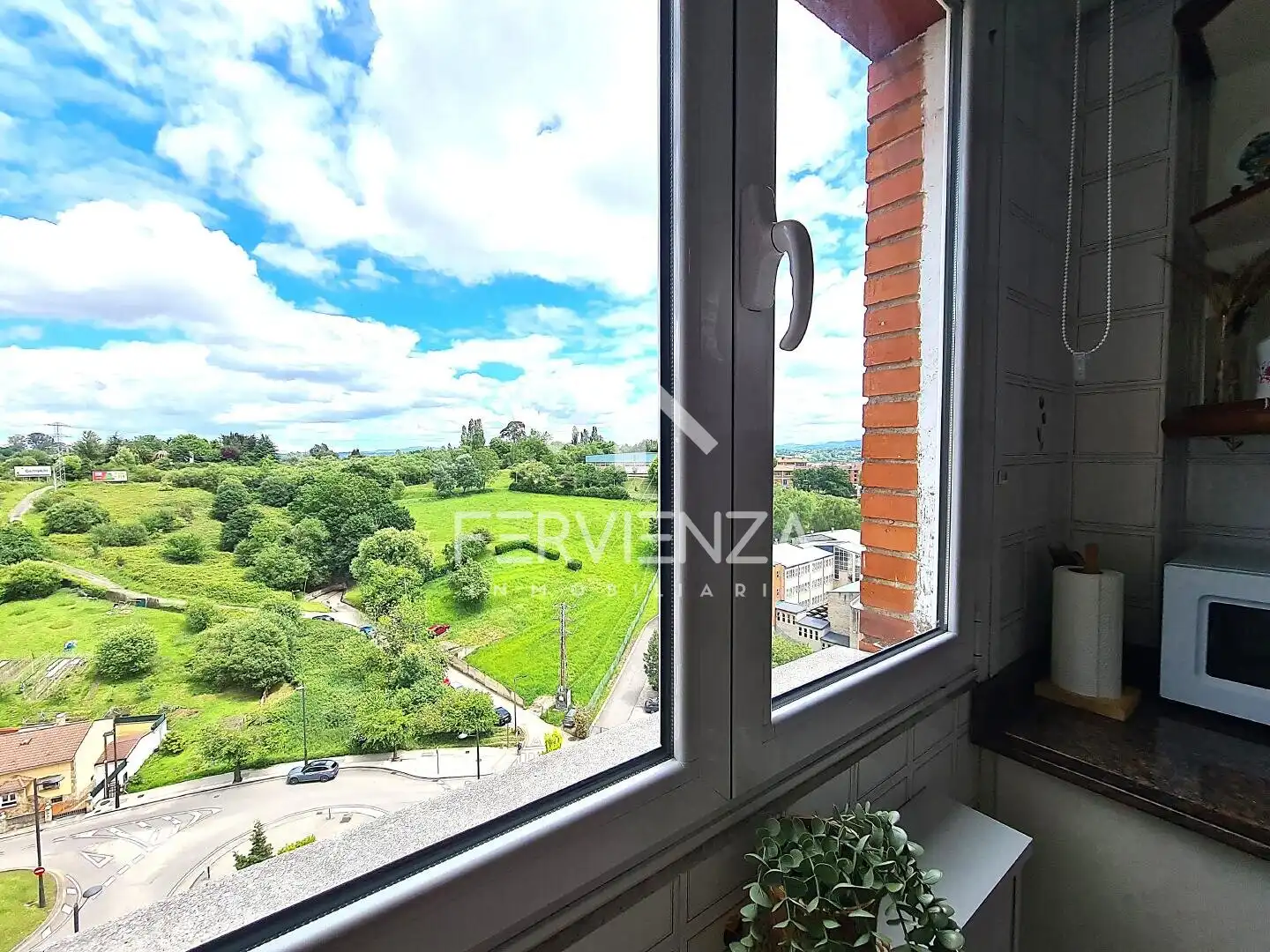 Vista exterior de Pis en venda en Oviedo 