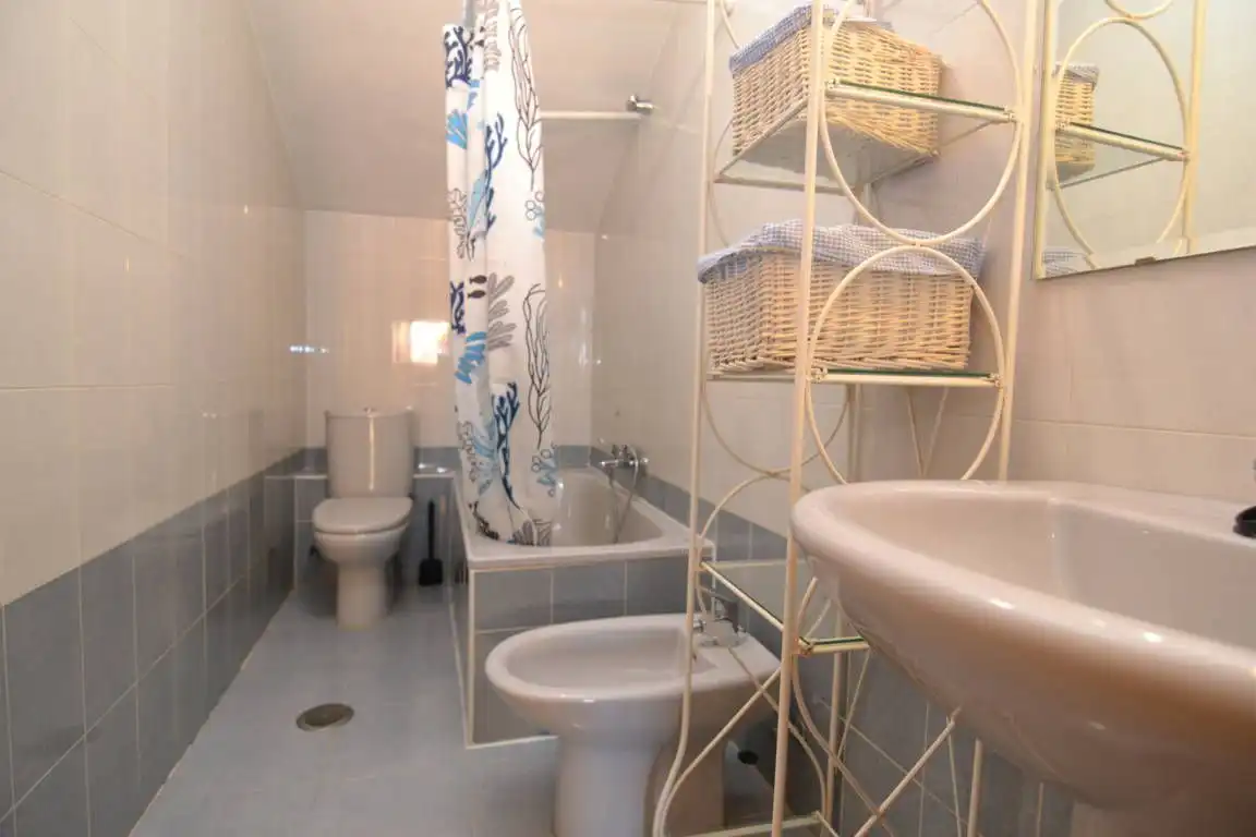 Baño de Ático de alquiler en Ávila Capital con Calefacción, Terraza y Amueblado