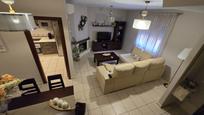Sala d'estar de Casa adosada en venda en Pizarra amb Aire condicionat, Terrassa i Moblat