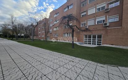 Vista exterior de Pis en venda en Alcalá de Henares amb Calefacció i Piscina comunitària