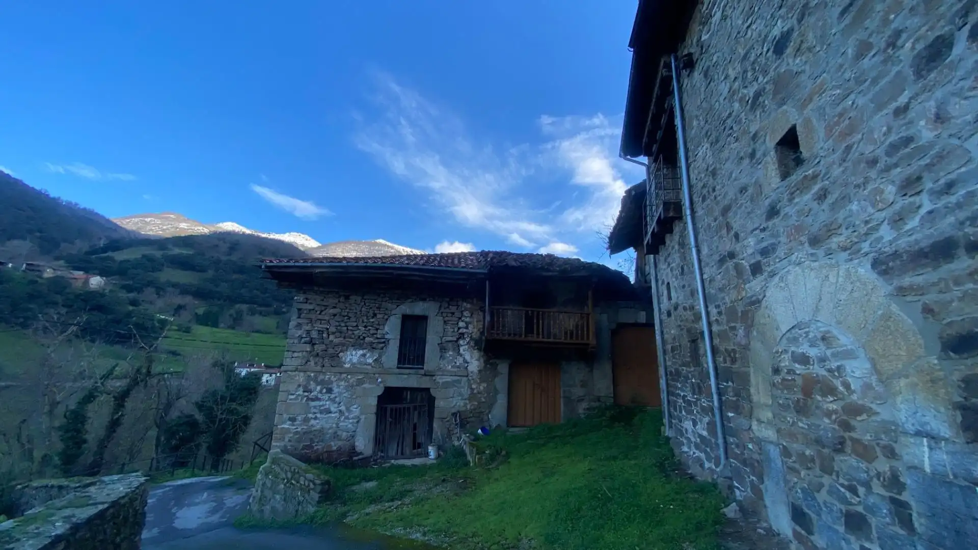 Vista exterior de Casa o xalet en venda en Pesaguero amb Jardí privat