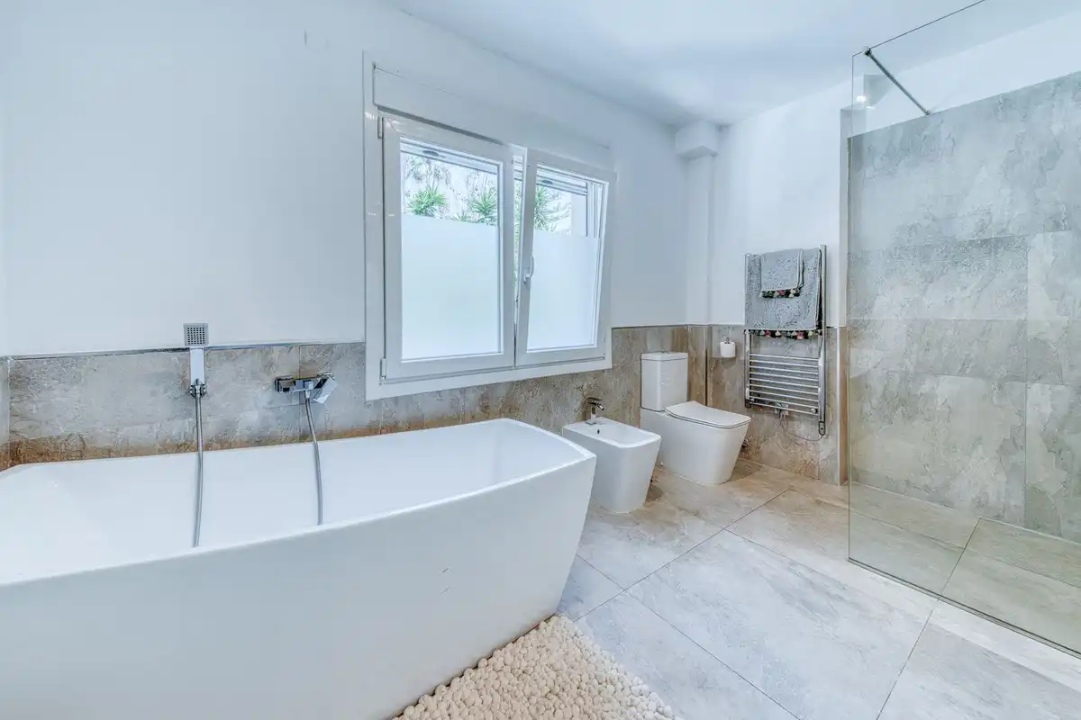 Bathroom of Houses for sale in Marbella  with Air Conditioner, Private garden and Terrace
