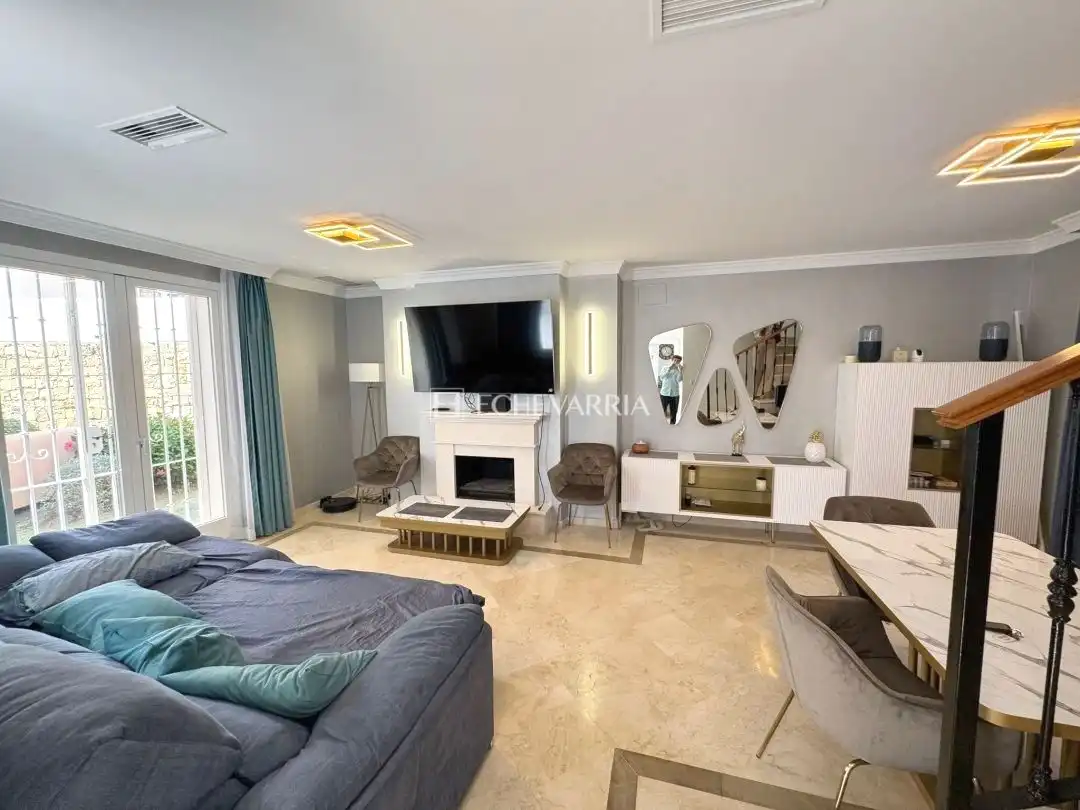 Sala d'estar de Casa o xalet en venda en Marbella amb Aire condicionat, Calefacció i Jardí privat
