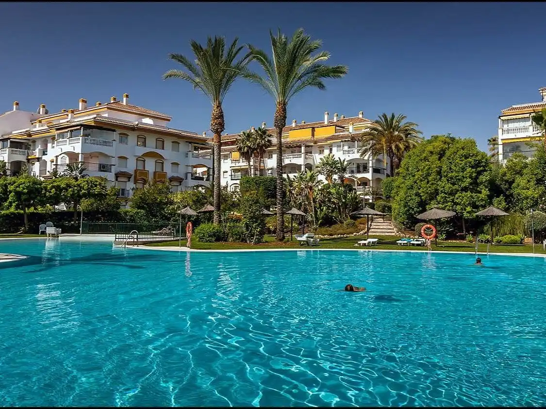 Außenansicht von Wohnung zur Miete in Marbella mit Klimaanlage, Heizung und Terrasse