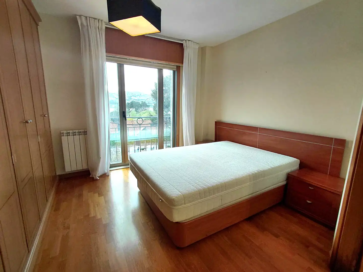 Schlafzimmer von Wohnung zum Verkauf in Oleiros mit Heizung, Parkett und Möbliert