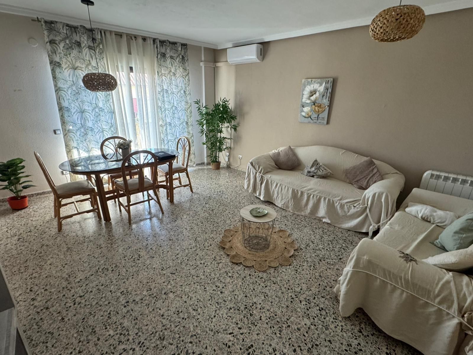 Sala d'estar de Pis de lloguer en Cáceres Capital amb Aire condicionat i Calefacció