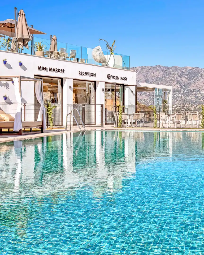 Piscina de Apartament en venda en Mijas amb Aire condicionat, Calefacció i Jardí privat