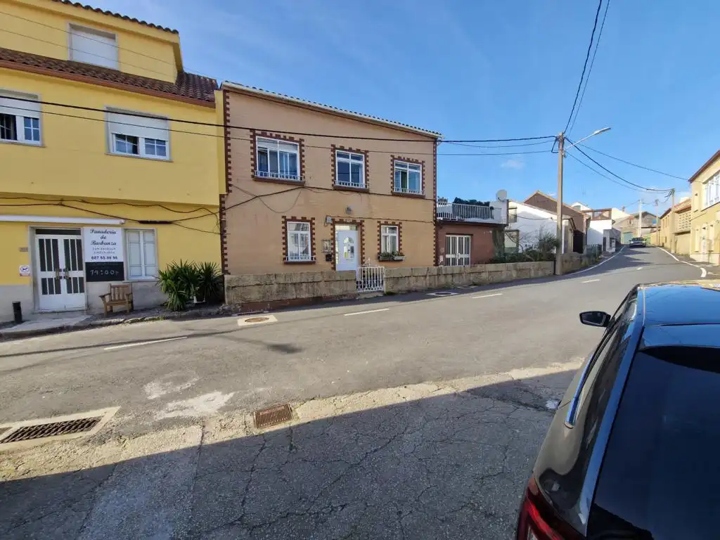 Vista exterior de Casa o xalet en venda en Ribeira amb Jardí privat, Terrassa i Moblat