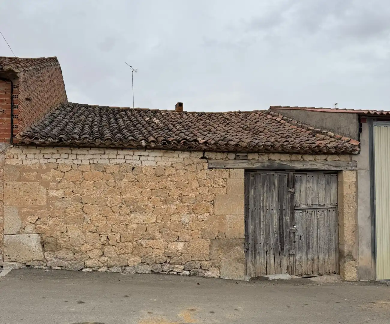 Exterior view of Country homes for sale in Villafruela  with Private garden and Balcony