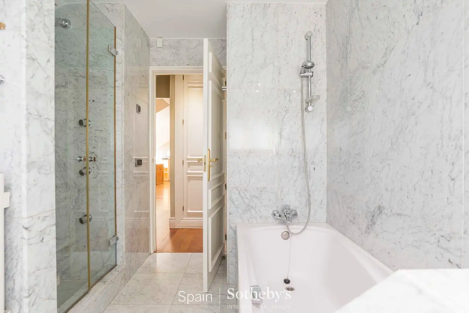 Baño de Casa o chalet en venta en Madrid con Calefacción, Jardín privado y Piscina