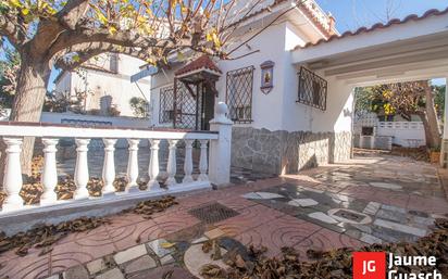 Vista exterior de Casa o xalet en venda en Torredembarra amb Aire condicionat, Jardí privat i Terrassa