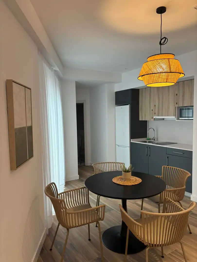 Menjador de Apartament de lloguer en Las Palmas de Gran Canaria amb Aire condicionat i Moblat