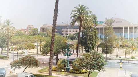 FRENTE AL PALAU DE LA MUSICA Y EL CAUCE DEL RIO TURIA