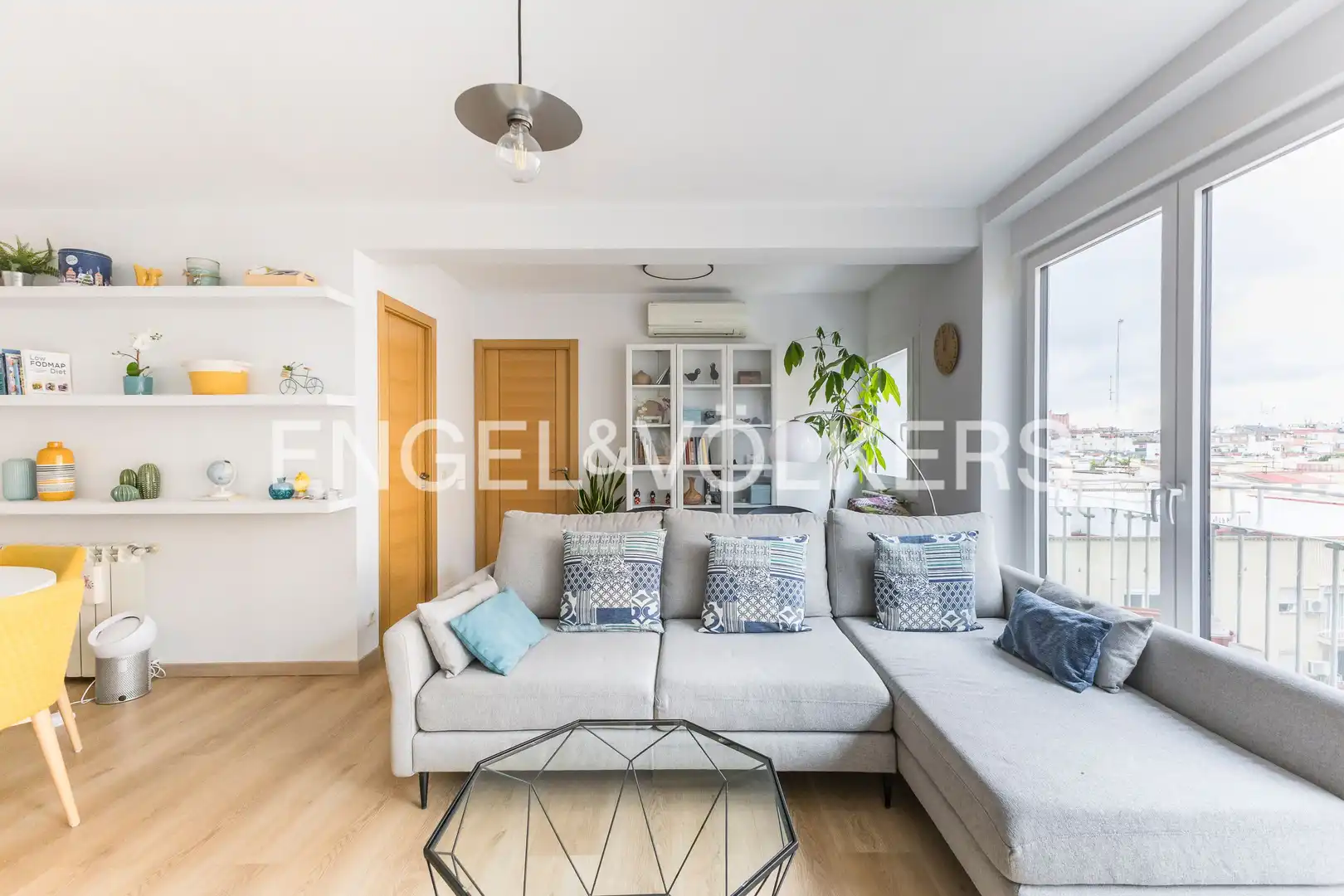 Living room of Flat for sale in  Madrid Capital  with Air Conditioner, Heating and Private garden