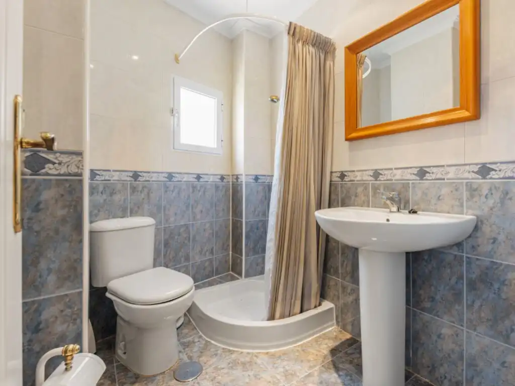Baño de Ático en venta en El Campello con Aire acondicionado, Terraza y Amueblado