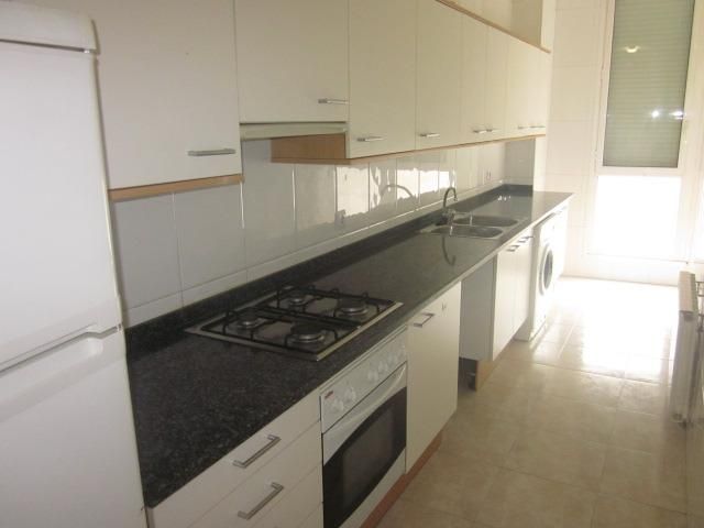 Cuina de Planta baixa en venda en Girona Capital amb Calefacció