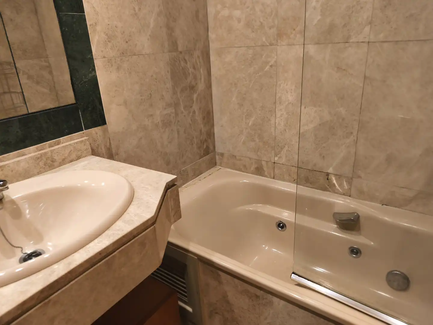 Bathroom of Flat for rent in Madrid  with Air Conditioner, Heating and Private garden