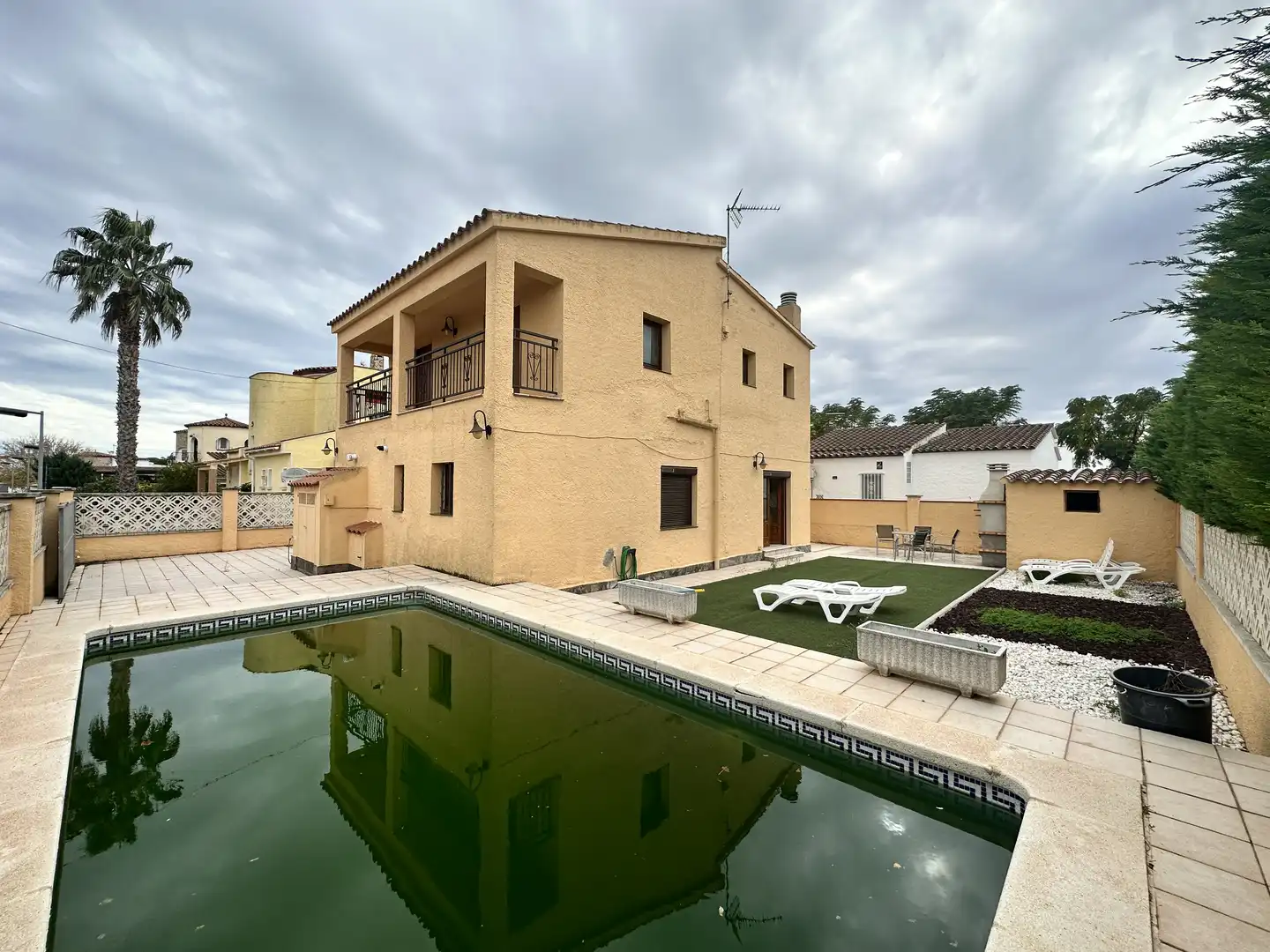 Casa amb terrassa en venda a Carrer Requesens