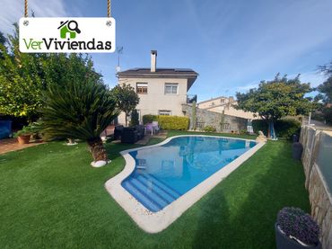 Casa con balcón en venta en Carrer Sardana 843