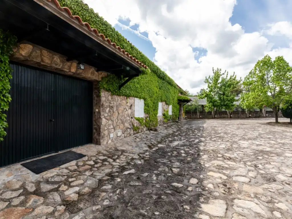 Vista exterior de Casa o chalet en venta en Espinoso del Rey con Terraza, Piscina y Amueblado