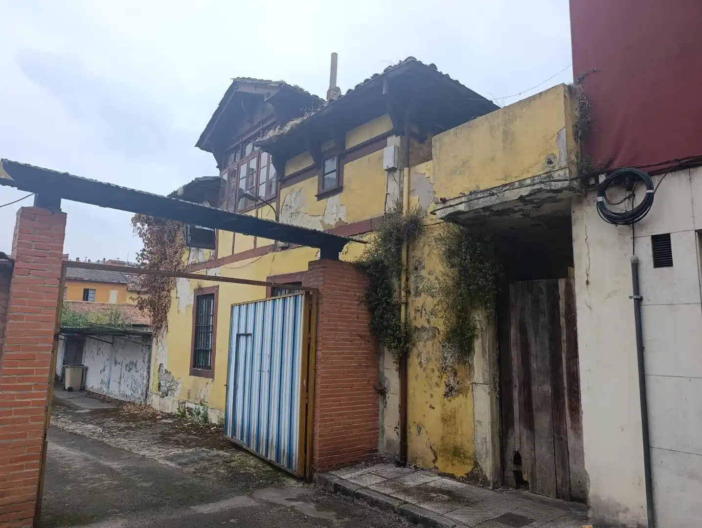 Vista exterior de Edifici en venda en Oviedo 