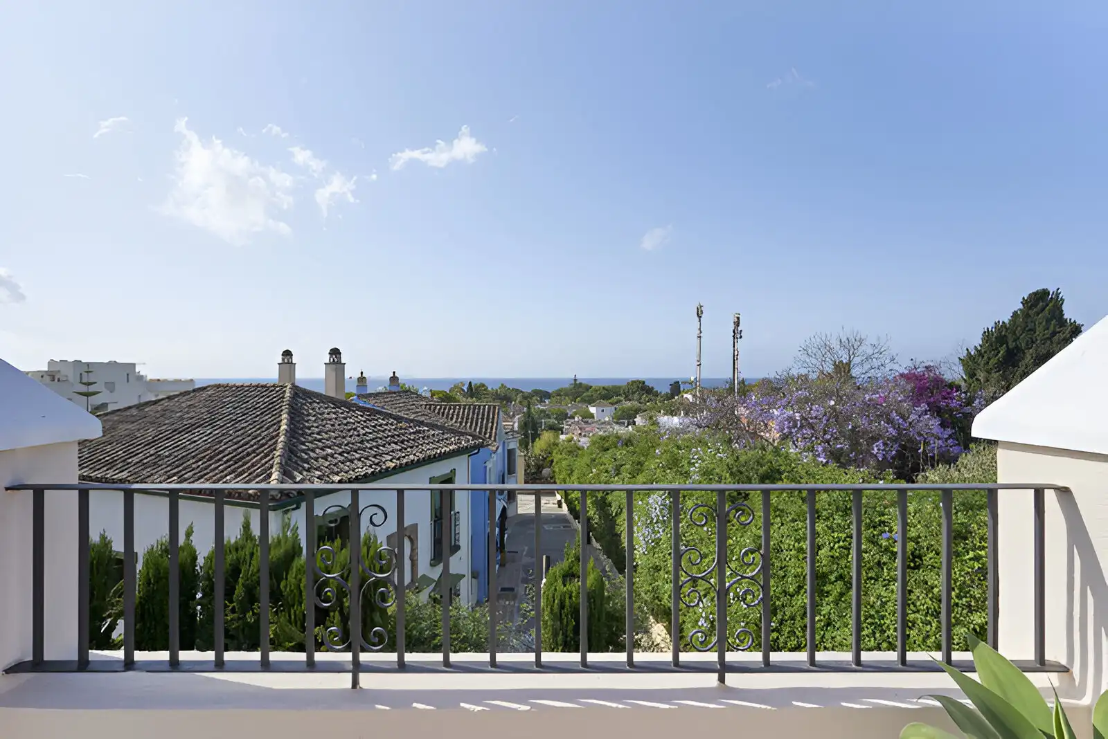 Vista exterior de Casa adosada en venda en Marbella amb Aire condicionat, Calefacció i Jardí privat