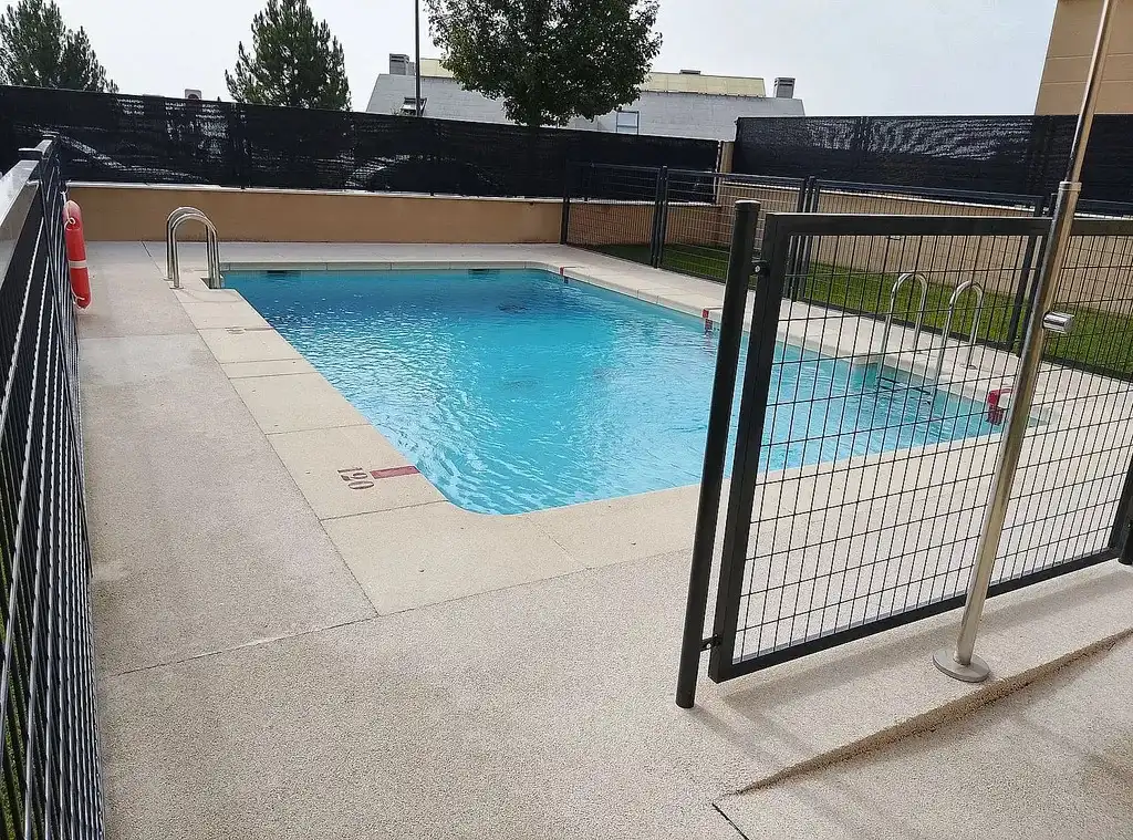 Piscina de Dúplex en venda en San Lorenzo de El Escorial amb Aire condicionat, Calefacció i Parquet